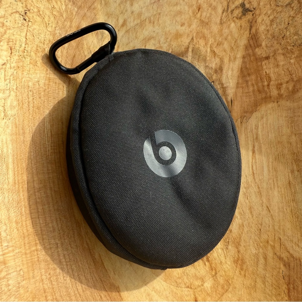 Beats Round Zip Case with Carabiner - Black